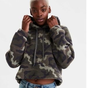 FUZZY SHERPA CAMO PRINTED CROPPED HOODIE